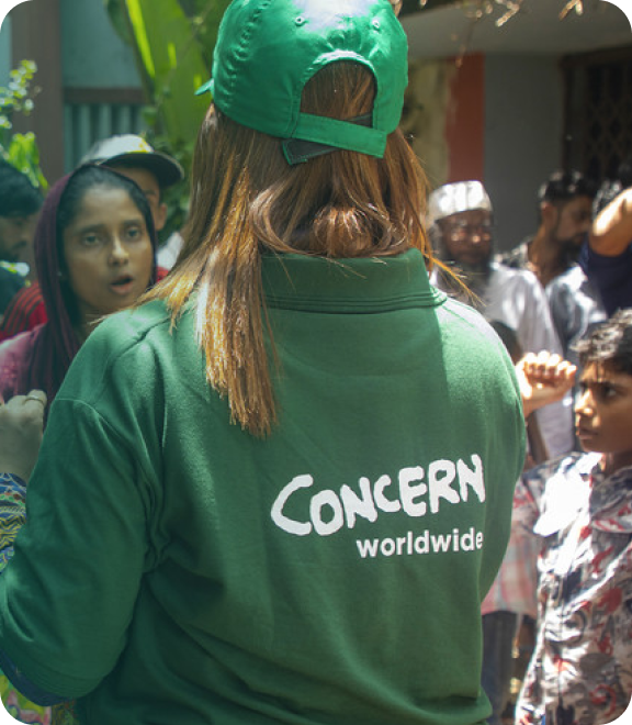 컨선월드와이드 초록색 유니폼을 입은 봉사자의 뒷모습