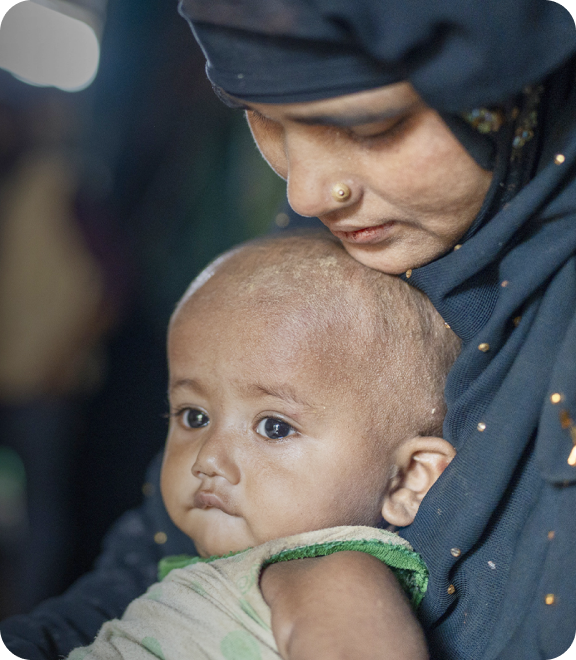 히잡을 쓴 어머니가 아기를 품에 안고 있는 모습