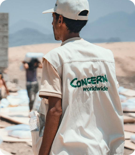 컨선월드와이드 로고가 새겨진 흰색 티셔츠를 입은 현장 활동가의 뒷모습